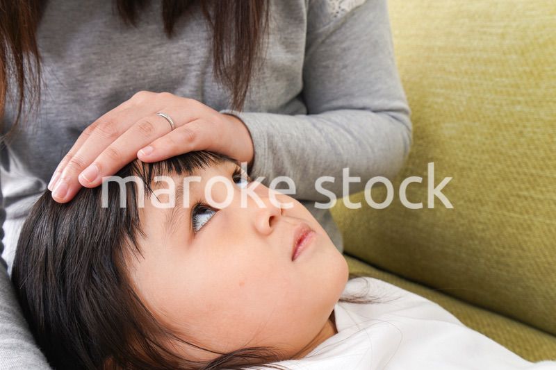風邪をひいた子どもとお母さん