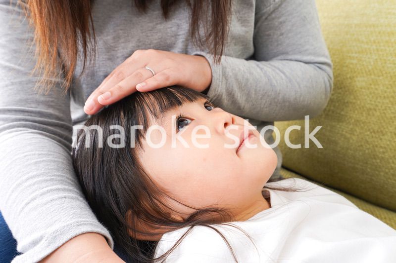 風邪をひいた子どもとお母さん
