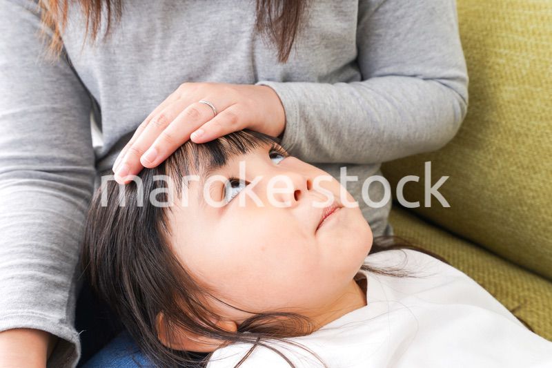 風邪をひいた子どもとお母さん