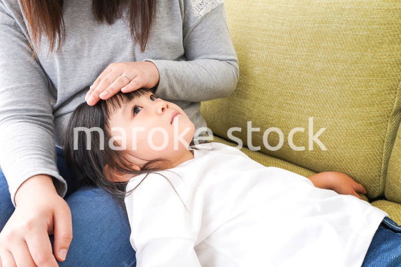 風邪をひいた子どもとお母さん