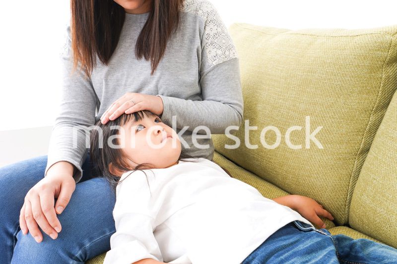 風邪をひいた子どもとお母さん