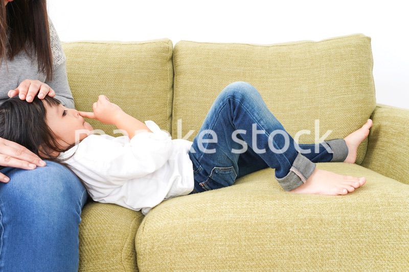 風邪をひいた子どもとお母さん