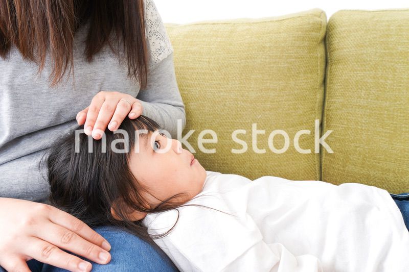 風邪をひいた子どもとお母さん