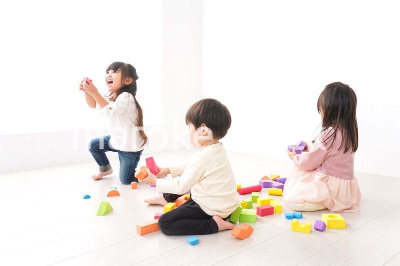 ブロックで遊ぶ子どもたち
