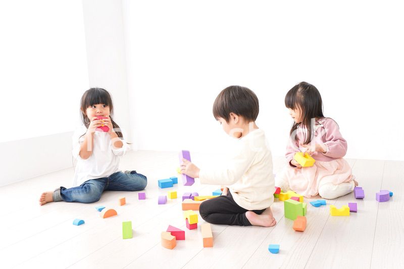 ブロックで遊ぶ子どもたち