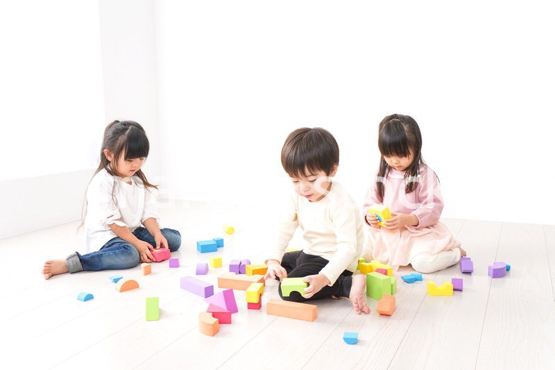 ブロックで遊ぶ子どもたち