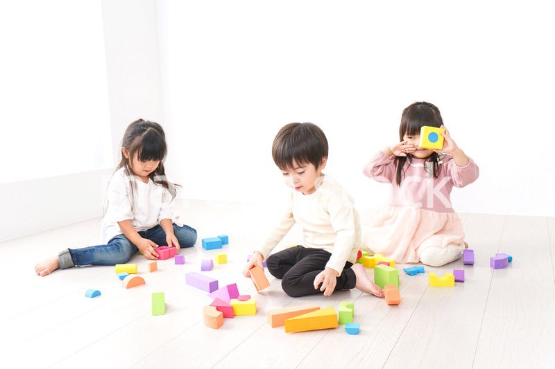 ブロックで遊ぶ子どもたち
