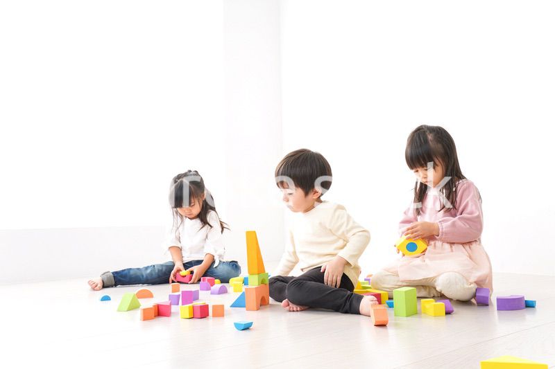 ブロックで遊ぶ子どもたち