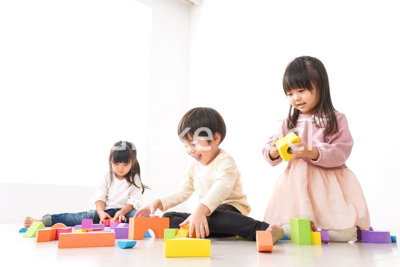 ブロックで遊ぶ子どもたち