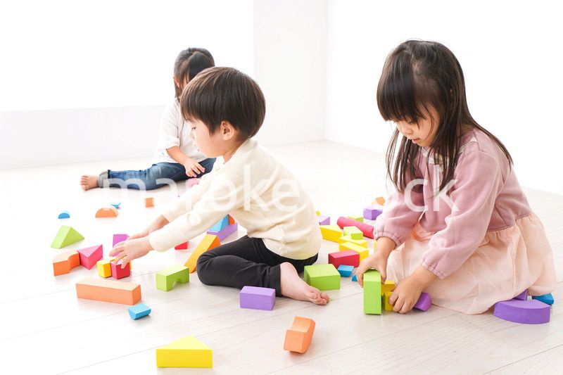 ブロックで遊ぶ子どもたち