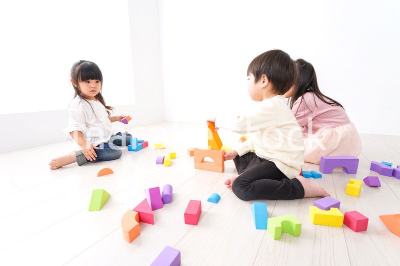 ブロックで遊ぶ子どもたち