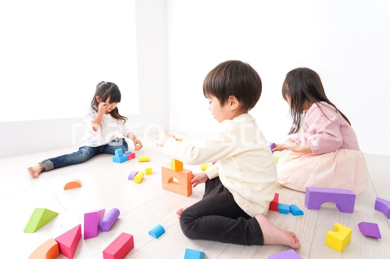 ブロックで遊ぶ子どもたち