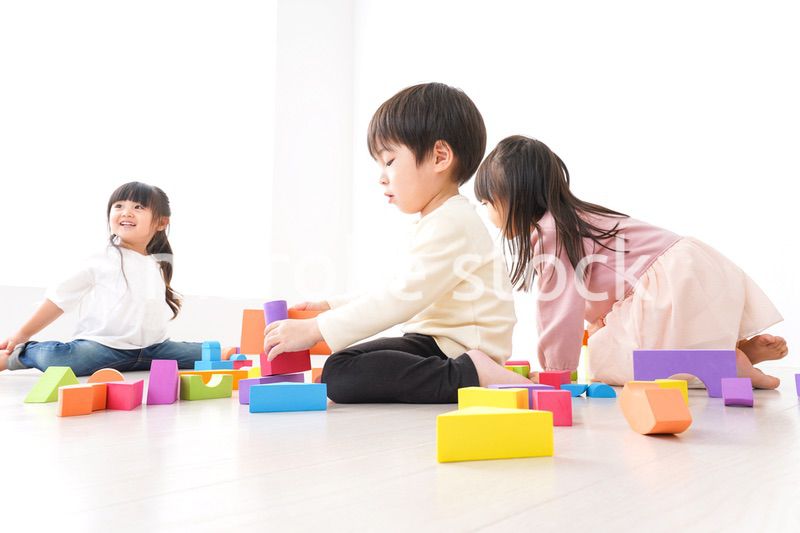 ブロックで遊ぶ子どもたち