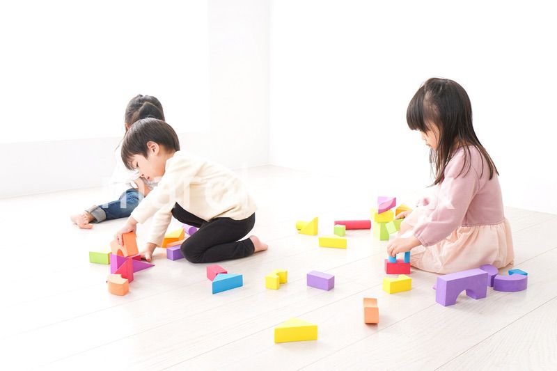 ブロックで遊ぶ子どもたち