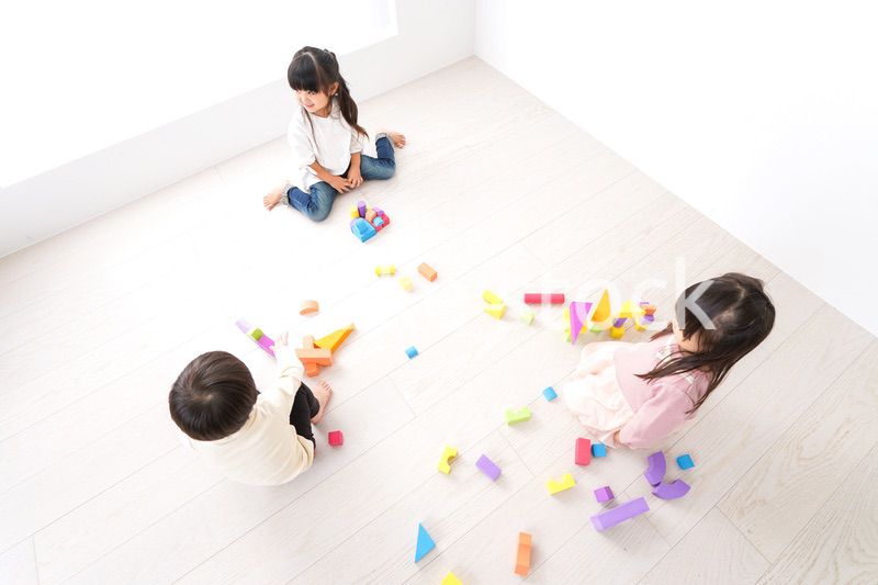 ブロックで遊ぶ子どもたち