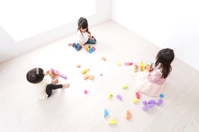 ブロックで遊ぶ子どもたち