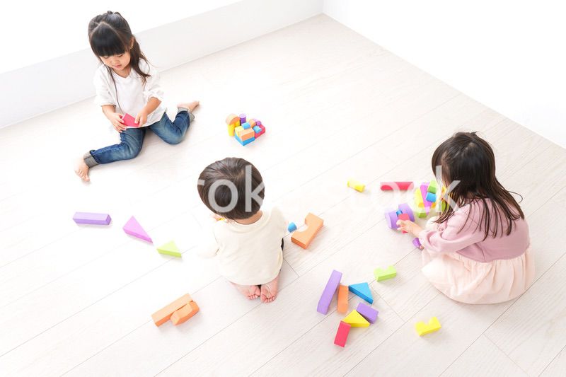ブロックで遊ぶ子どもたち