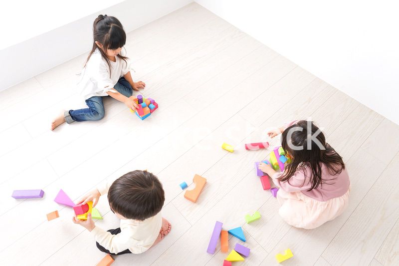 ブロックで遊ぶ子どもたち