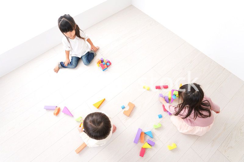 ブロックで遊ぶ子どもたち