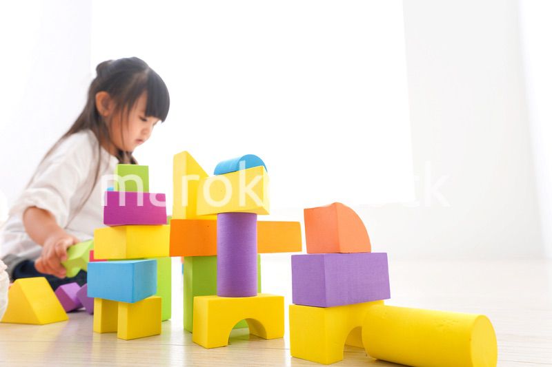 ブロックで遊ぶ子どもたち