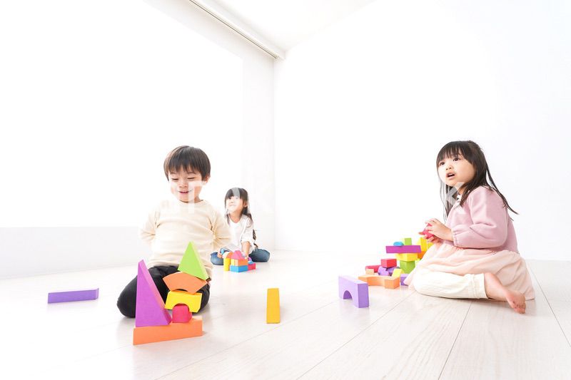 ブロックで遊ぶ子どもたち