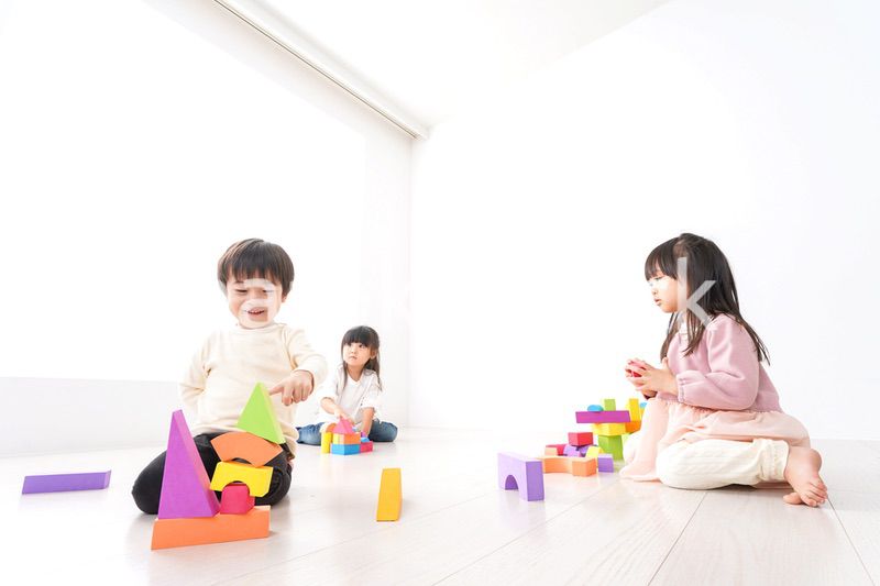 ブロックで遊ぶ子どもたち