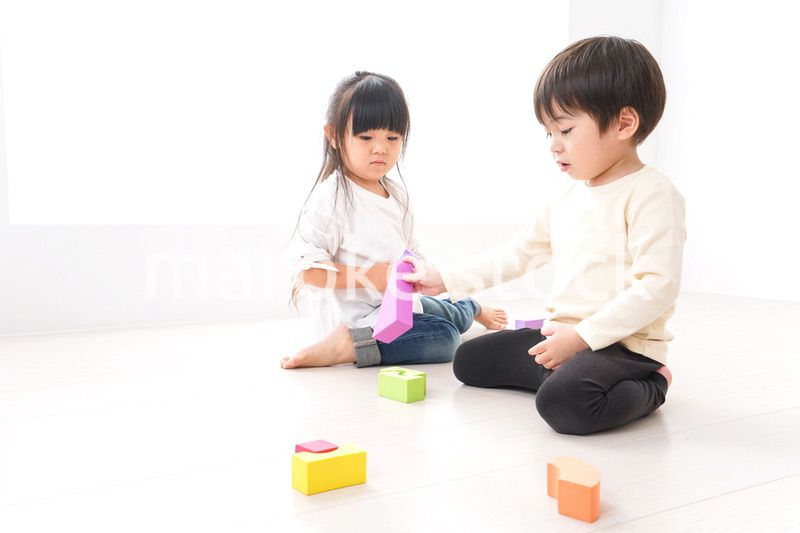 ブロックで遊ぶ子どもたち