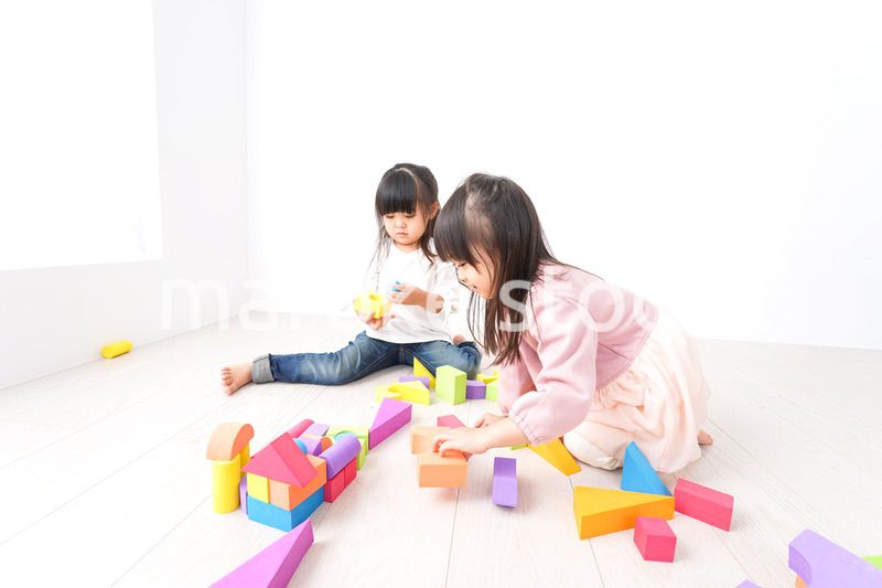 ブロックで遊ぶ子どもたち
