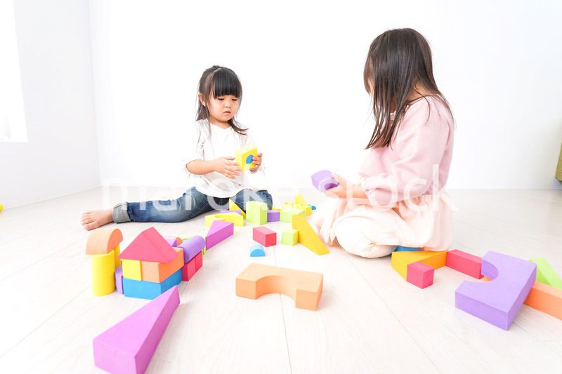 ブロックで遊ぶ子どもたち