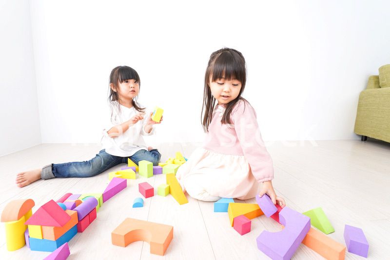 ブロックで遊ぶ子どもたち