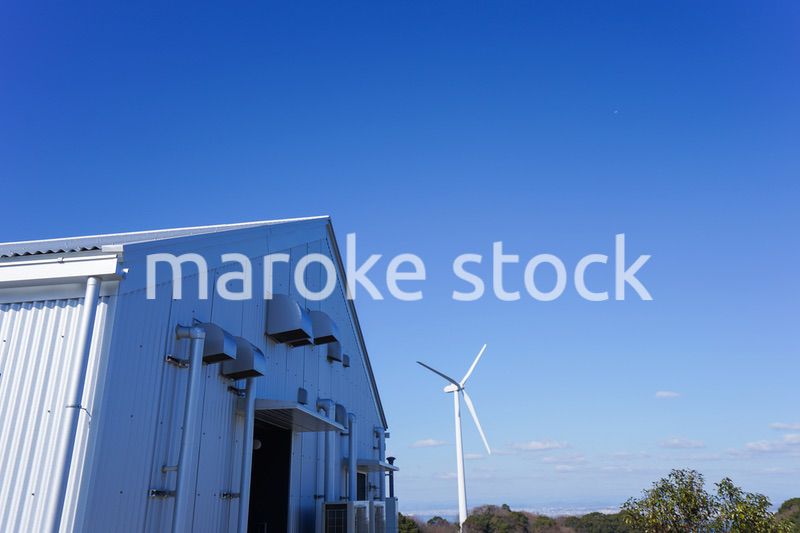 風力発電機と倉庫