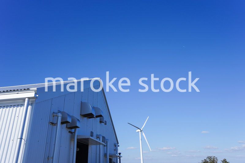 風力発電機と倉庫
