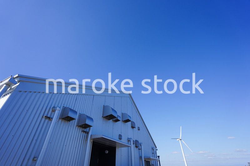風力発電機と倉庫