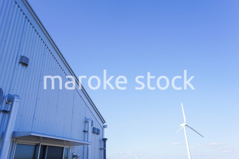 風力発電機と倉庫