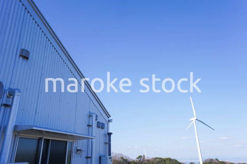 風力発電機と倉庫