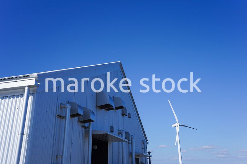 風力発電機と倉庫