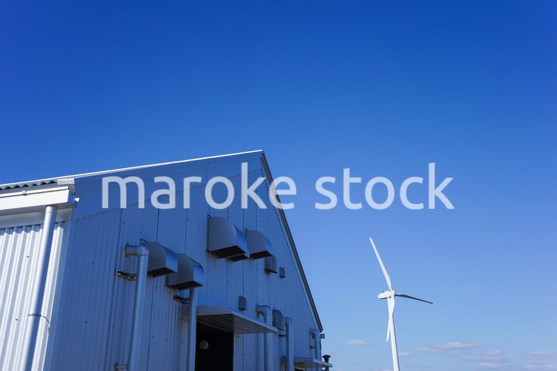 風力発電機と倉庫