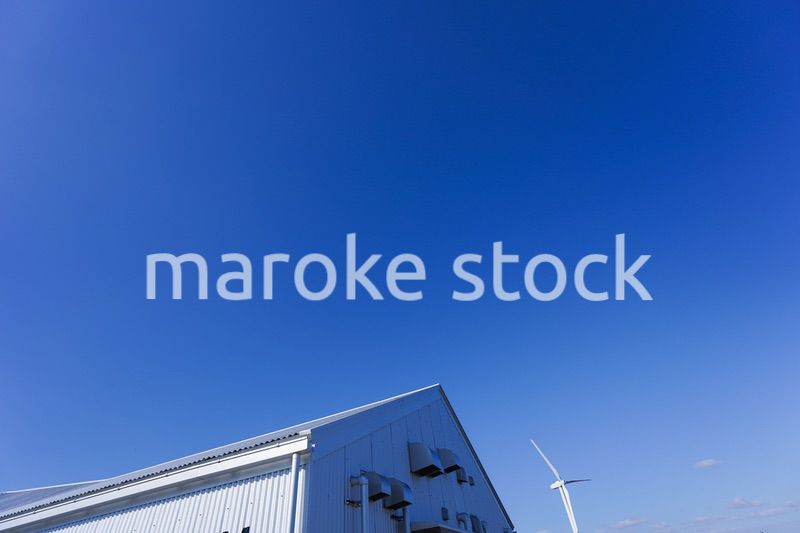 風力発電機と倉庫