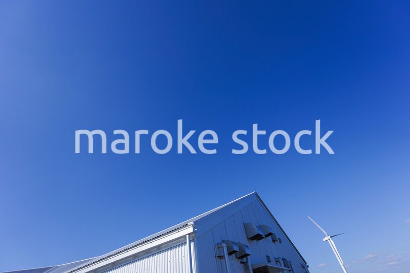 風力発電機と倉庫