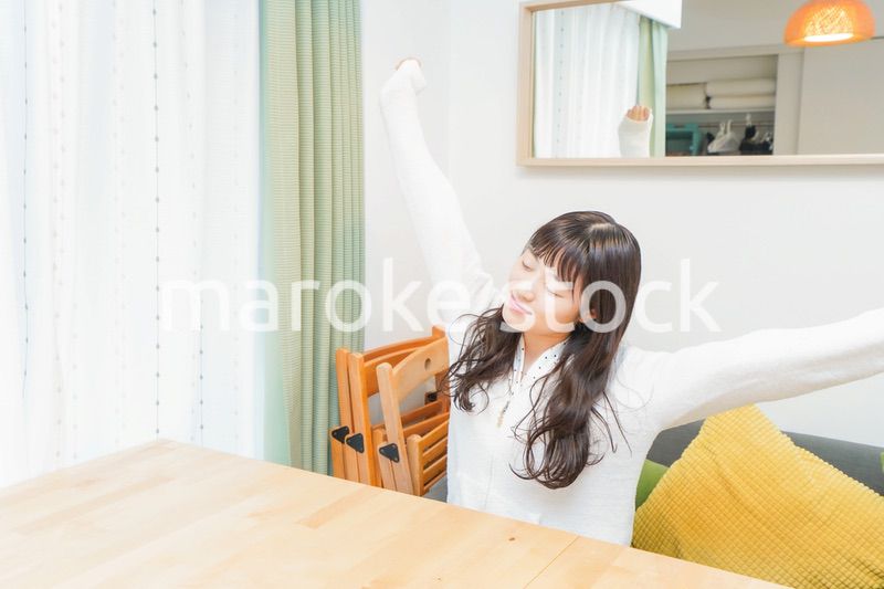 朝食を食べる若い女性