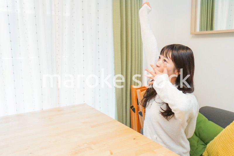 朝食を食べる若い女性