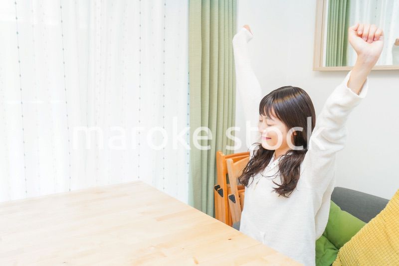 朝食を食べる若い女性