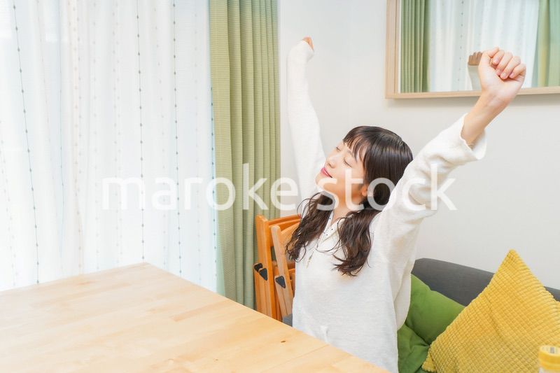 朝食を食べる若い女性