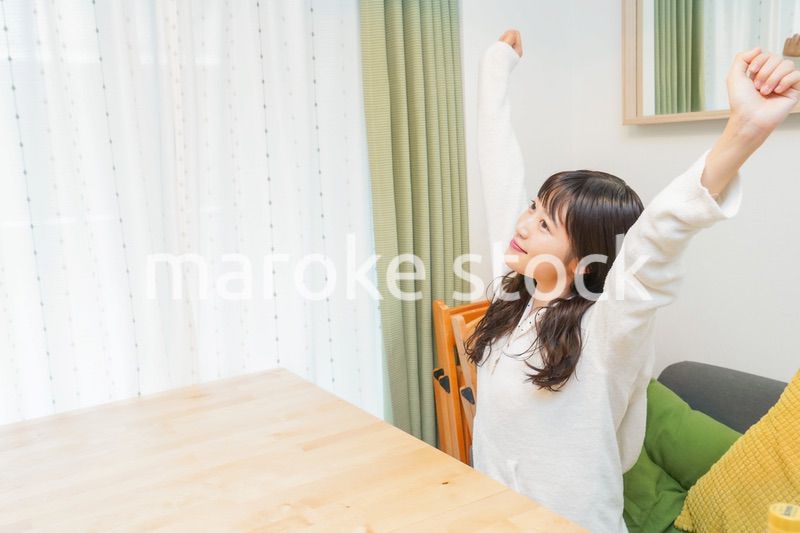 朝食を食べる若い女性