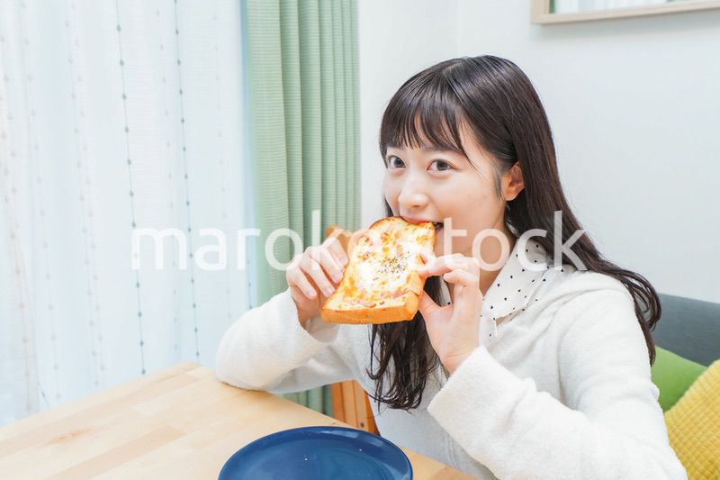 朝食を食べる若い女性