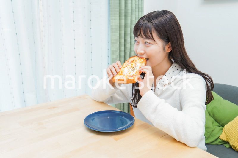 朝食を食べる若い女性
