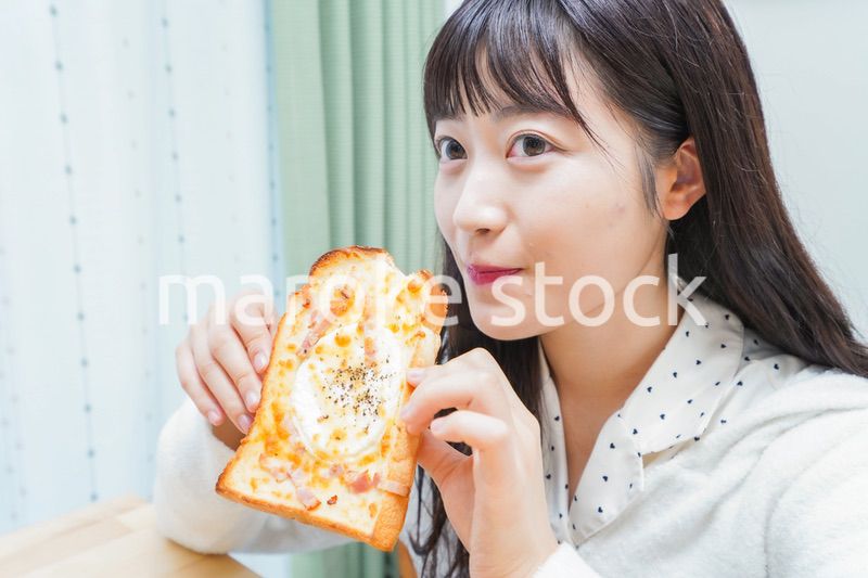 朝食を食べる若い女性