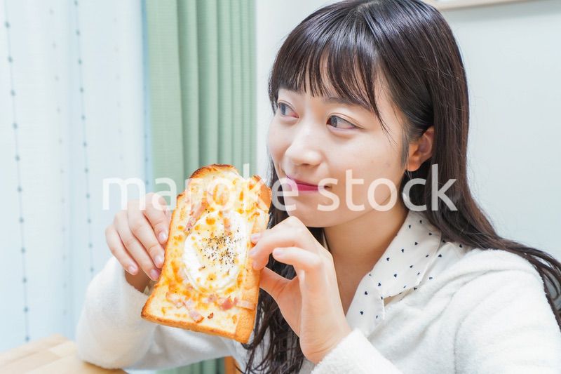 朝食を食べる若い女性