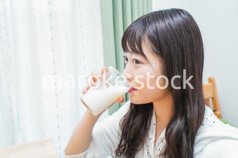 朝食を食べる若い女性