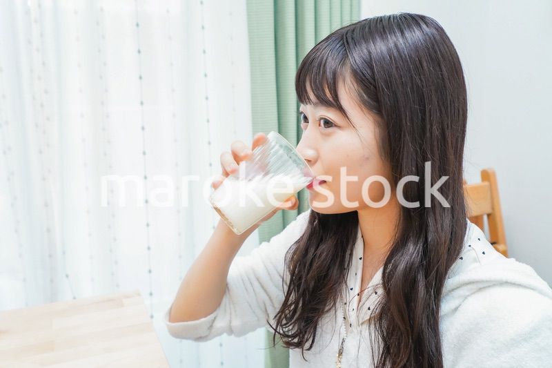 朝食を食べる若い女性